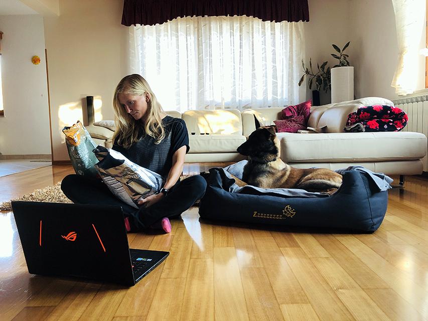 Tudi mi smo na začetku hranili z briketi...do trenutka, ko sem se nekega dne poglobila v njihovo sestavo in način pridelave